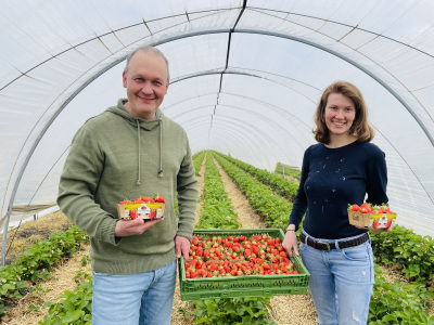 Carolin Leefers (Geschäftsführerin Erdbeerhof Gebesee) und Sören Leefers (Geschäftsführer Erdbeerhof Gebesee) in einem Erdbeertunnel.