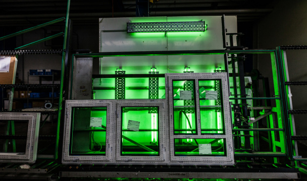 Green Invest (im Bild zu sehen sind neue Fenster, die von grünem Licht angeleuchtet sind) Green Invest (im Bild zu sehen sind neue Fenster, die von grünem Licht angeleuchtet sind)