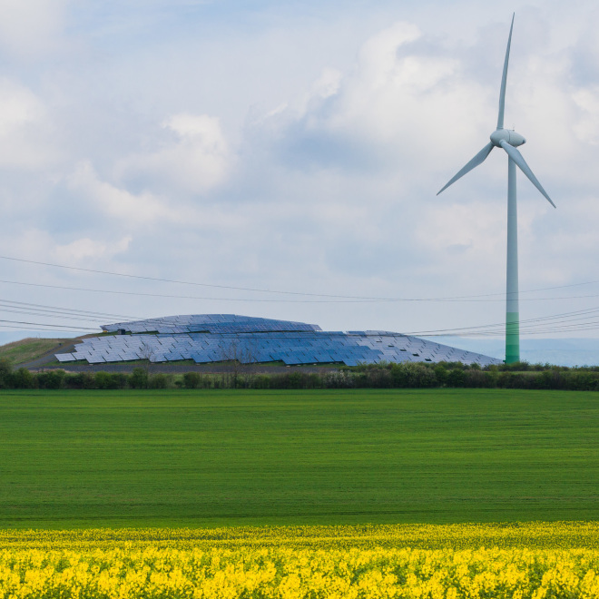 Nachhaltige Energie- und Ressourcenverwendung - RIS 3 Thüringen Spezialisierungsfeld (Im Bild: Windrad, Solaranlage, Rapsfeld)