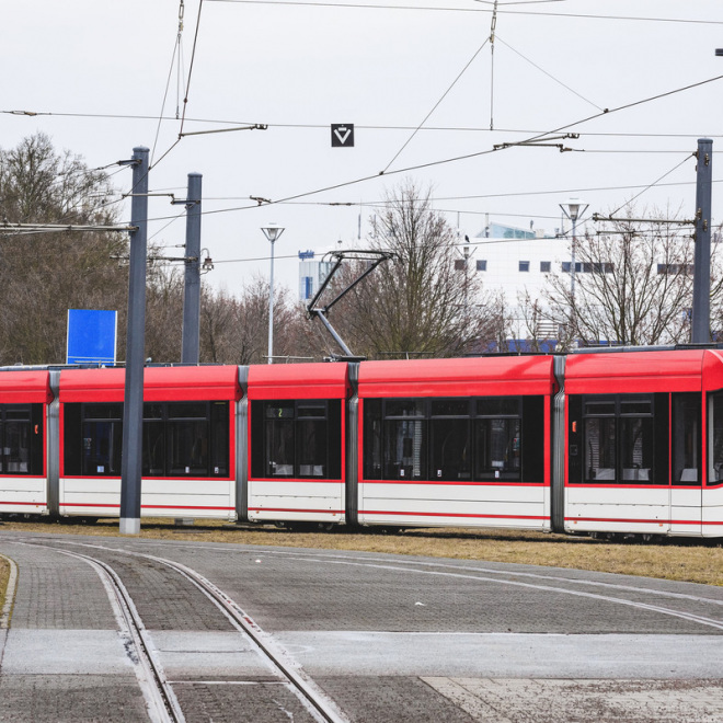 Eine Straßenbahn fährt durch Erfurt.