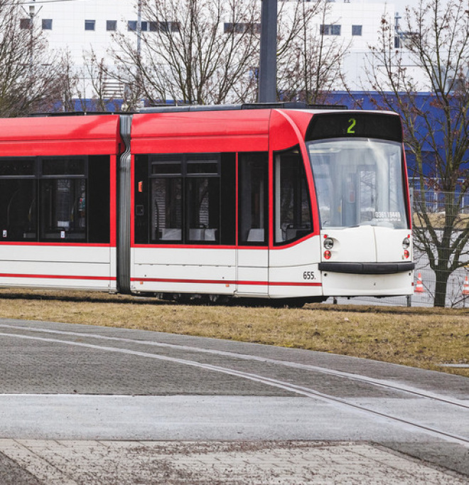 Eine Straßenbahn fährt durch Erfurt.