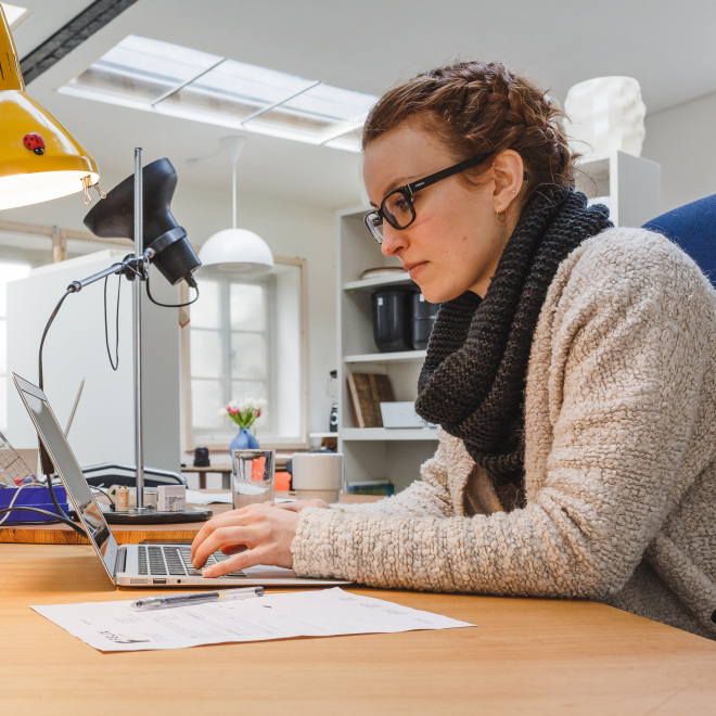 Förderung für die Existenzgründung in Thüringen (Auf dem Bild: Zwei junge Menschen sitzen vor ihren Laptops in einem Büro).