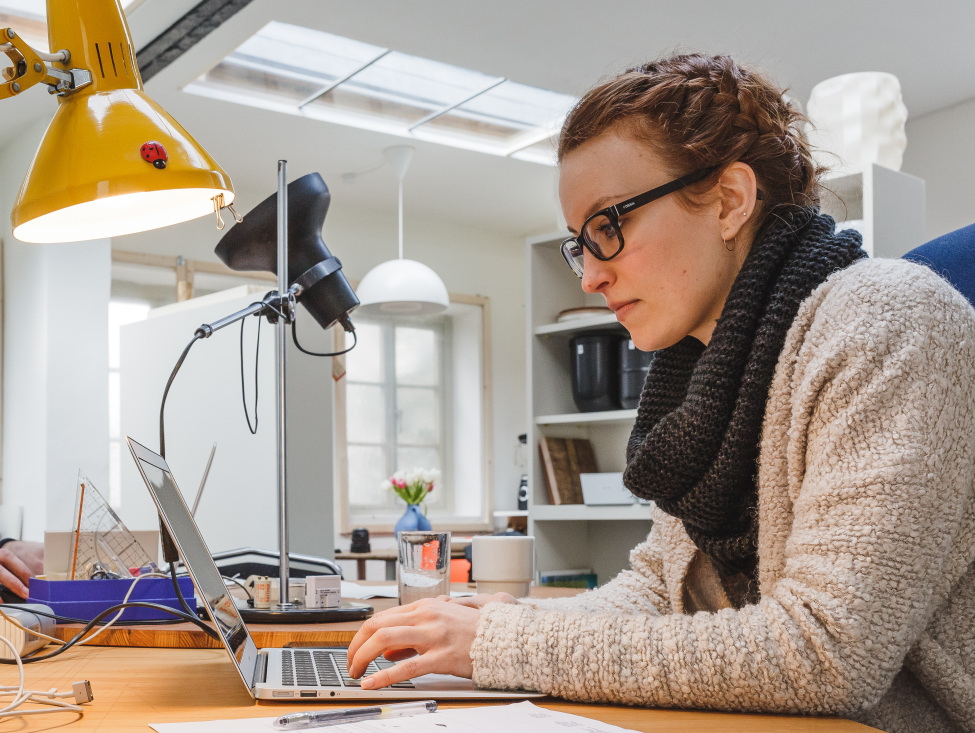 Förderung für die Existenzgründung in Thüringen (Auf dem Bild: Zwei junge Menschen sitzen vor ihren Laptops in einem Büro).