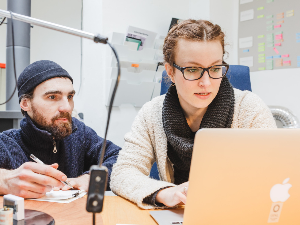 Beteiligungskapital für Startups in Thüringen (im Bild: ein junges Gründungsteam am Laptop, ein Mann und eine Frau)