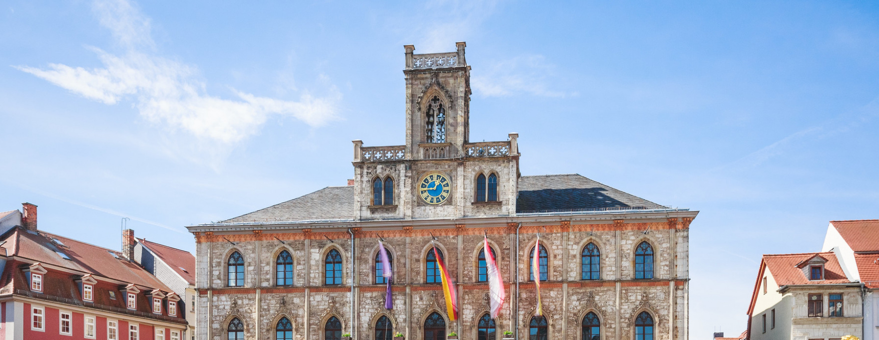 Förderprogramme für öffentliche Einrichtungen und Kommunen (im Bild: Marktplatz und Rathaus in Weimar)