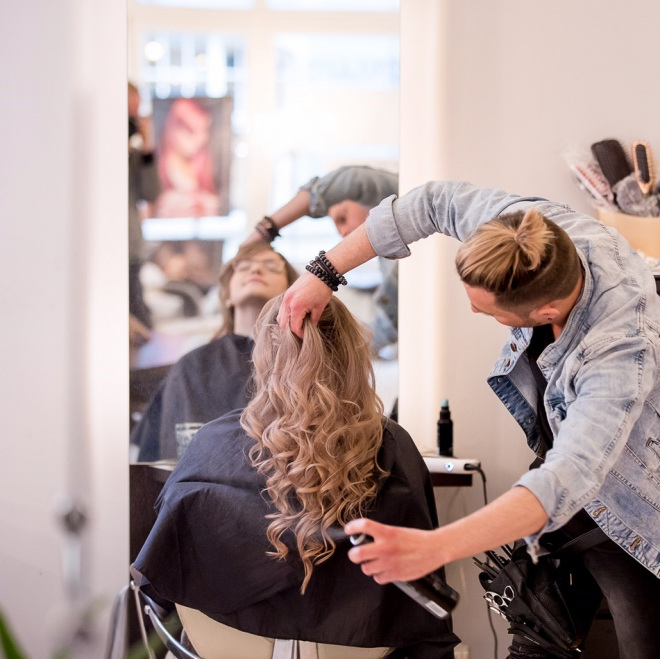 Friseur bei der Arbeit