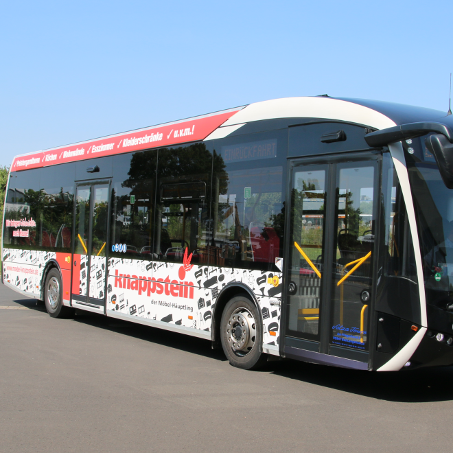 Auf dem Bild: Der Elektrobus der Firma Salza-Tours König, der mithilfe einer Förderung im Jahr 2019 angeschafft wurde.