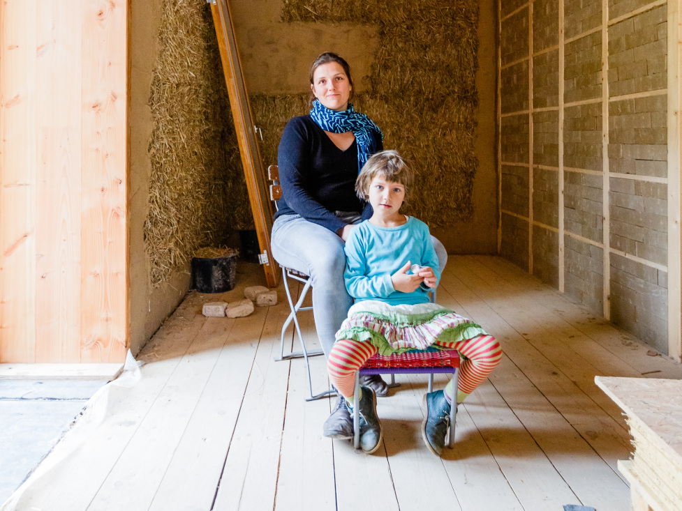 TAB Magazin 5 - Titelfoto (im Bild zu sehen ist Architektin Sarah Hoppe mit ihrem Kind aus der Baustelle)